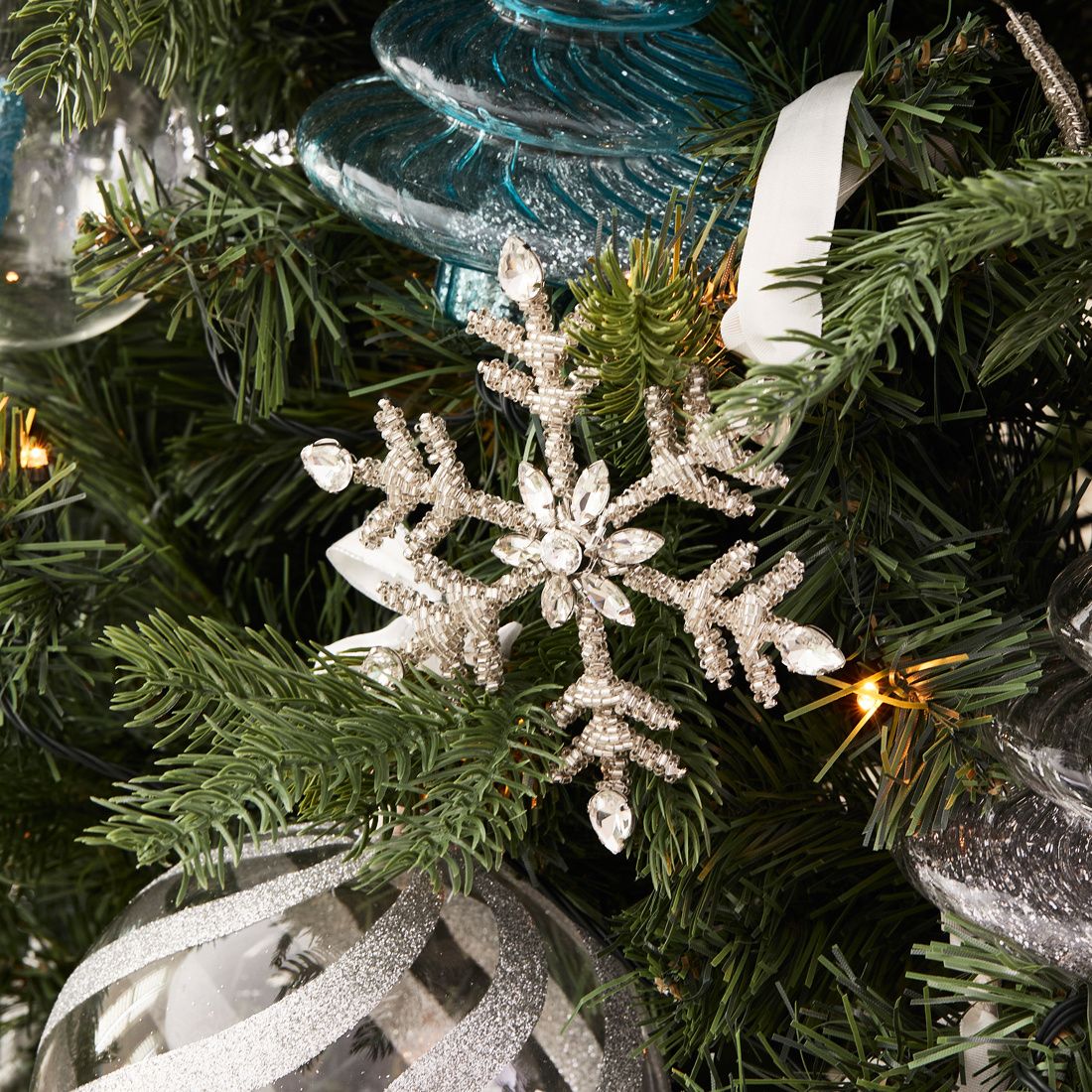 Schneekönigin Weihnachtsornament – 8,9 Cm Groß, Aus Harz Und Stoff, Mit Glitzer Und Schneeflocken